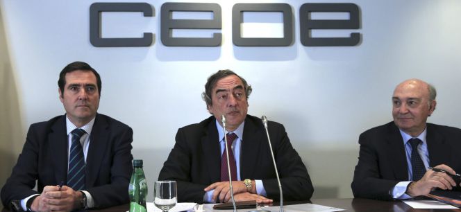 El presidente de CEOE, Juan Rosell (c), junto al vicepresidente, José María Lacasa (d), y el presidente de CEPYME, Antonio Garamendi (i). EFEArchivo