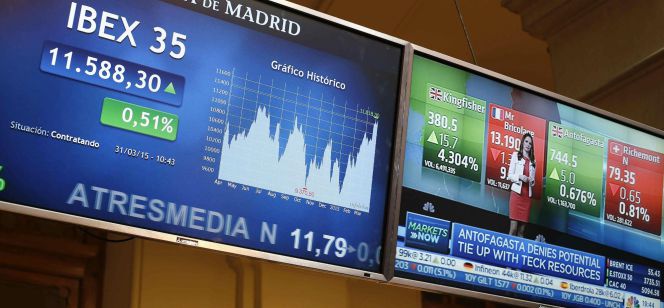 Monitores informativos en el parqué madrileño con las variaciones, entre otros índices, del IBEX 35, el principal indicador de la bolsa española.