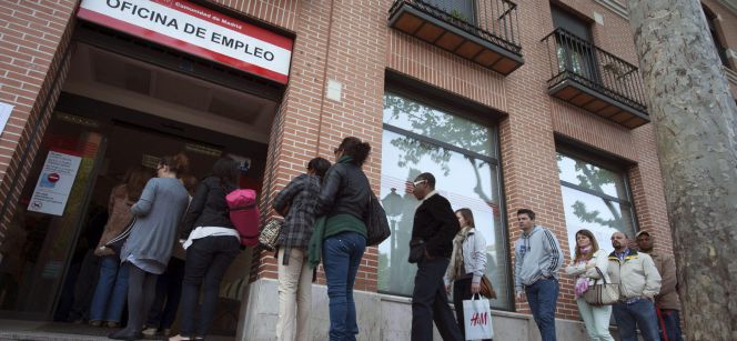 En la imagen, un grupo de personas hacen cola en una oficina del INEM en Alcalá de Henares (Madrid). EFEArchivo