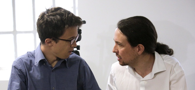 El líder de Podemos, Pablo Iglesias, habla con el responsable de la campaña electoral de la formación morada, Íñigo Errejón.