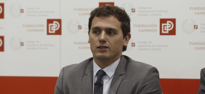 El presidente de Ciudadanos, Albert Rivera, durante el desayuno político que ha ofrecido hoy en el Colegio de Ingenieros de Caminos, Canales y Puertos de Madrid.