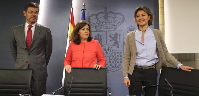 La vicepresidenta primera del Gobierno, Soraya Sáenz de Santamaría, y los ministros de Justicia, Rafael Catalá y Agricultura, Alimentación y Medio Ambiente, Isabel García Tejerina, en la rueda de prensa posterior a la reunión del Consejo de Ministros.