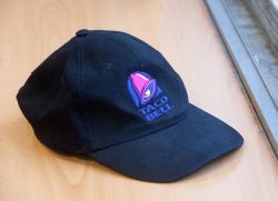 La gorra de Taco Bell también se luce en la oficina