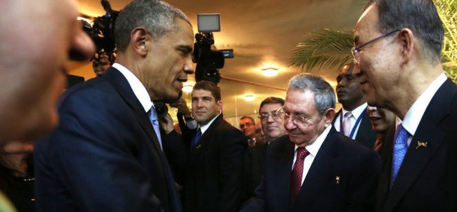 Fotografía cedida por Presidencia de Panamá del presidente de EE UU, Barack Obama saludando su homólogo cubano, Raúl Castro