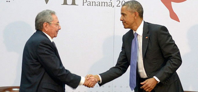 El presidente de Cuba, Raúl Castro, estrecha la mano de su homólogo de EE UU, Barack Obama.
