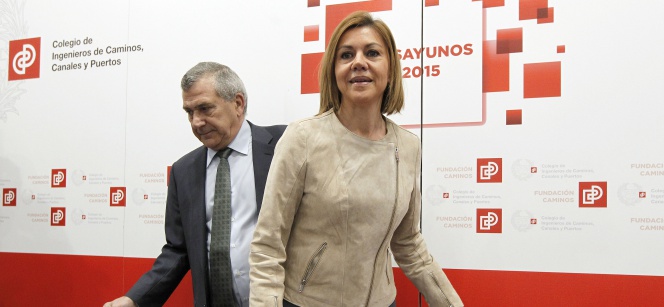 La secretaria general del PP, María Dolores de Cospedal, y el presidente del Colegio de Ingenieros de Caminos, Juan Antonio Santamera.