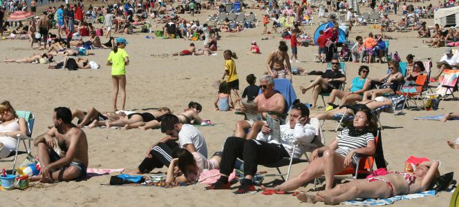 Turistas en la playa de Levante de Salou esta Semana Santa.
