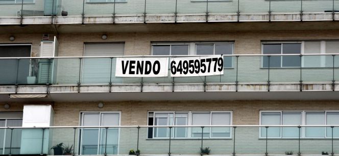 Un cartel anuncia la venta de una vivienda en un inmueble de Valencia. EFEArchivo