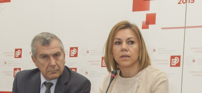 La secretaria general del PP, María Dolores de Cospedal, y el presidente del Colegio de Ingenieros de Caminos, Juan Antonio Santamera.