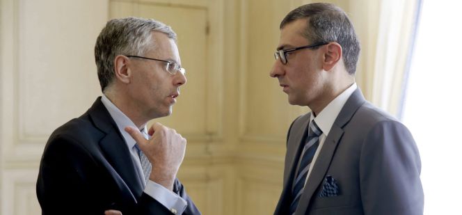 El director general de Alcatel-Lucent, Michel Combes (i), con el presidente de Nokia, Rajeev Suri (d), en el Palacio del Elíseo de París, Francia, ayer martes 14 de abril de 2015.