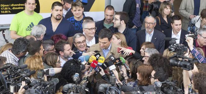 El secretario general del PSOE, Pedro Sánchez, rodeado de periodistas hoy en Lleida.