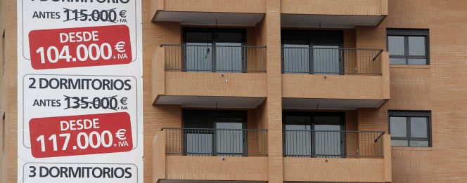 Un edificio con viviendas en venta.