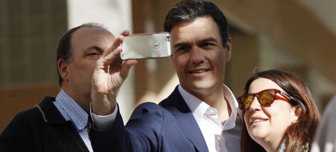 El secretario general del PSOE, Pedro Sánchez, se hace un selfi a su llegada al Centro de Atención Primaria Bufalà, en el segundo día de la gira de tres que Sánchez realiza por Cataluña en apoyo de los alcaldables socialistas para las municipales del 24M.