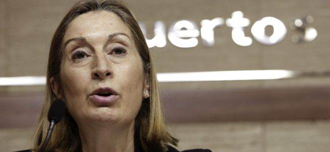 GRA297. LAS PALMAS DE GRAN CANARIA, 16042015.- La ministra de Fomento, Ana Pastor y el consejero de Emergencias del Gobierno Canario, Javier González Ortiz, en un momento de la rueda de prensa que ofrecieron hoy tras la reunión mantenida hoy en Gran Canaria para coordinar el operativo adoptado por el hundimiento del pesquero ruso "Oleg Naydenov" y ante el peligro de un derrame de combustible. EFEÁngel Medina G.