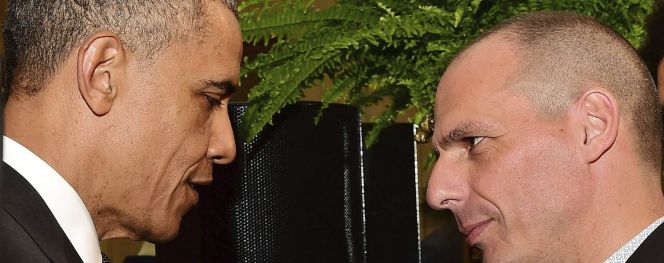 El presidente estadounidense, Barack Obama, conversa con el ministro griego de Finanzas, Yanis Varufakis, durante una recepción en la Casa Blanca