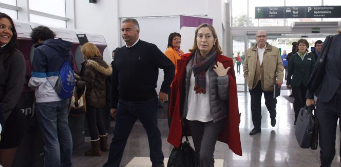 La ministra de Fomento, Ana Pastor, hoy en la estación de Urzáiz en Vigo, como pasajera del Eje Atlántico de alta velocidad ferroviaria que ha comenzado a operar hoy.