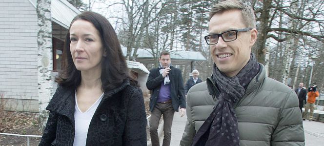 El primer ministro finlandés, Alexander Stubb, cuando ha ido a votar junto a su esposa Suzanne Innes-Stubb en la ciudad de Espoo.rn