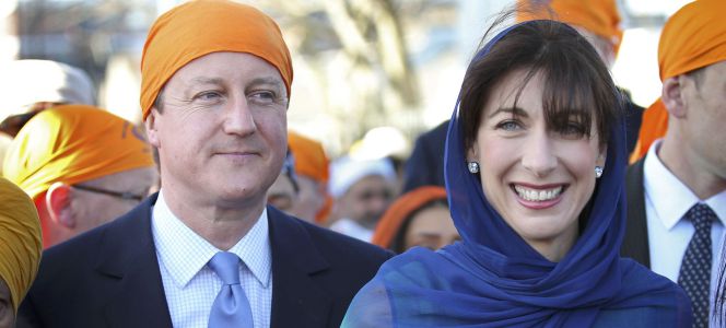 El primer ministro británico, David Cameron y su mujer, Samantha participando en la procesión Vaisakhi Nagar Kirtan en Gravesend ayer.