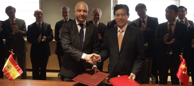 El secretario de Estado de Comercio, Jaime García Legaz (i), y el viceministro de Comercio de China, Zhong Shan, ayer en Madrid.