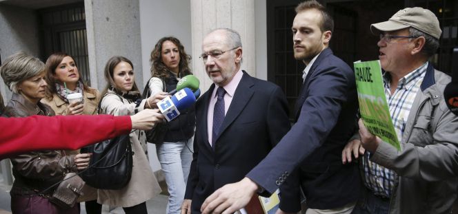 El exvicepresidente del Gobierno y ex director gerente del FMI, Rodrigo Rato, a su salida hoy de su domicilio en Madrid.