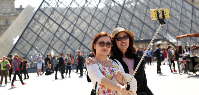Turistas en el museo del Louvre.