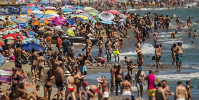 Turistas de una playa de Málaga