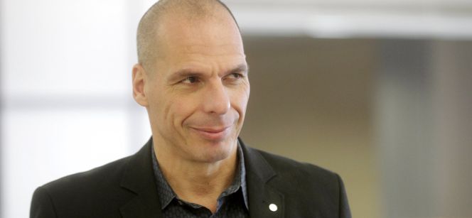 Varoufakis espera su turno de palabra en la reunión del Eurogrupo.