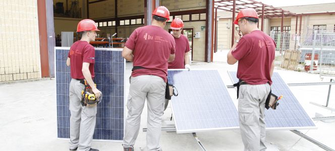 Un alumno de FP haciendo prácticas en el centro de trabajo