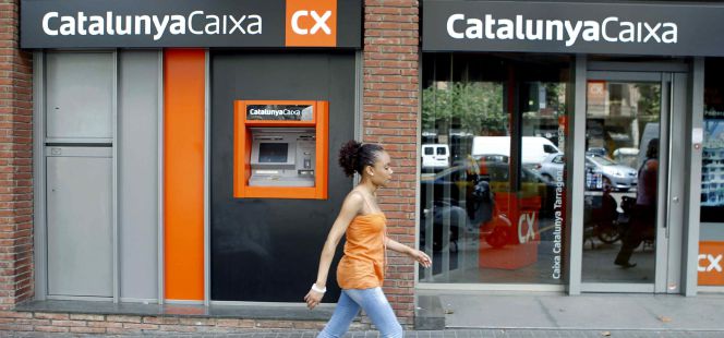 Fotografía de archivo de una sucursal de CatalunyaCaixa, marca comercial de Catalunya Banc, en Barcelona.