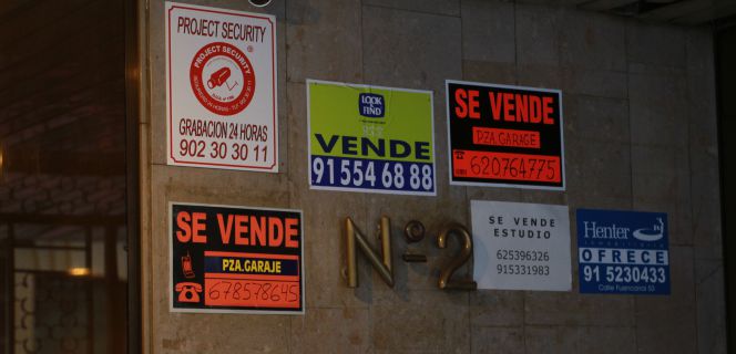 Carteles de pisos en venta.