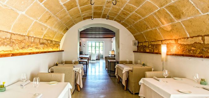 Sala y exterior del restaurante Andreu Genestra en Mallorca.