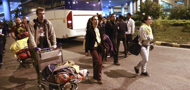 Los primeros treinta y siete españoles, incluido un bebé, en ser evacuados de Katmandú (Nepal) tras el terremoto a su llegada a Nueva Delhi (India).