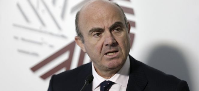 El ministro de Economía de España, Luis de Guindos, en una rueda de prensa celebrada tras el Eurogrupo informal celebrado ayer en Riga.
