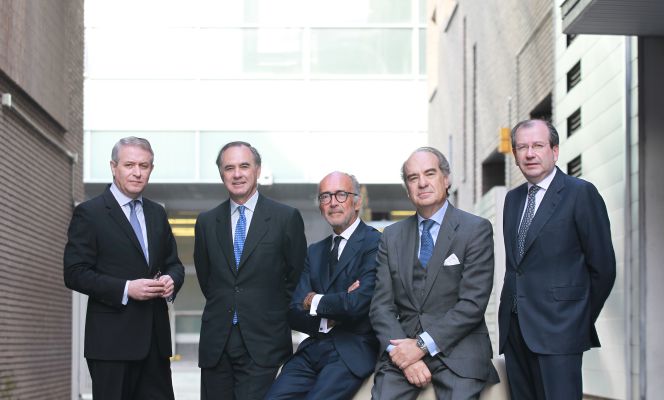 Manuel Martín (Gómez-Acebo & Pombo). Luis de Carlos (Uría Menéndez), Rafael Fontana (Cuatrecasas, Gonçalves Pereira), José María Alonso Puig (Baker & McKenzie) y Fernando Vives (Garrigues).