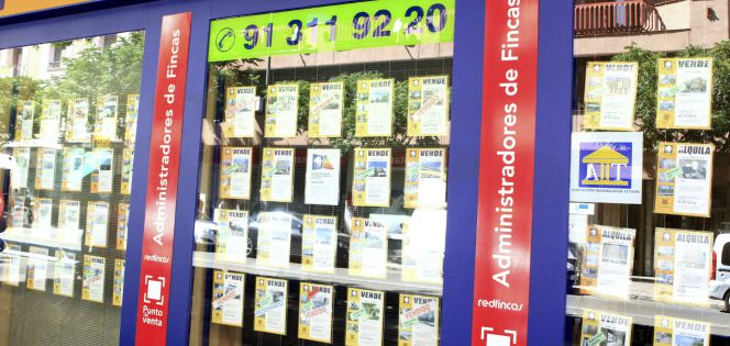 Vista de un escaparate de una inmobiliaria en Madrid, con anuncios de pisos en venta. EFEArchivo