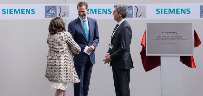La presidenta de Siemens España, Rosa García, el rey Felipe VI y el consejero delegado de Siemenes AG Joe Kaese, esta mañana durante la inauguración del nuevo centro de I+D ferroviario en Madrid.