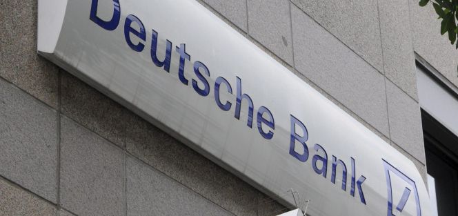 Logotipo de Deutsche Bank en una oficina.
