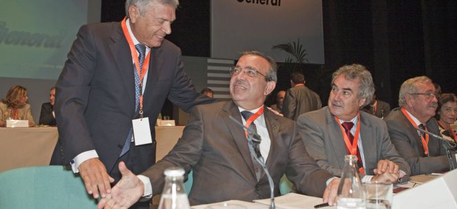 El expresidente de Caja de Ahorros del Mediterráneo (CAM), Modesto Crespo, saluda al director general, Roberto López-Abad, durante la celebración de la asamblea general de 2010.