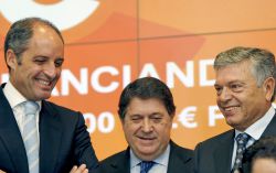 El expresidente de la Generalitat, Francisco Camps, en un acto de 2010 con los expresidentes de Bancaja (José Luis Olivas) y CAM (Modesto Crespo).