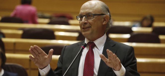 El ministro de Hacienda y Administraciones Públicas, Cristóbal Montoro, durante su intervención en el pleno del Senado.