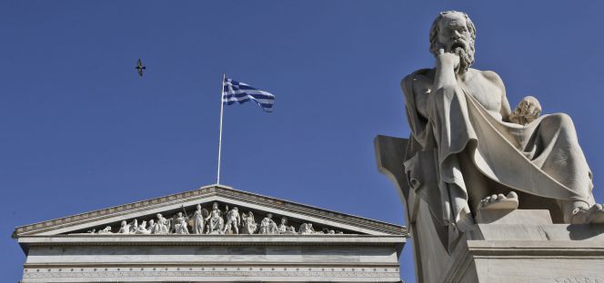 Estatua del filósofo clásico Sócrates en la Academia de Atenas