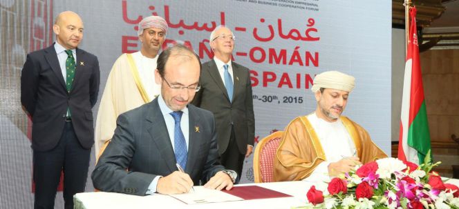 El presidente de Cofides, Salvador Marín, y el presidente ejecutivo del fondo omaní, Abdulsalam Al Murshidi, durante la firma del acuerdo.