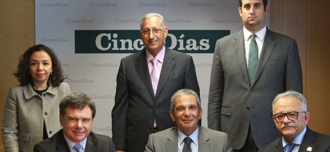 De pie, de izquierda a derecha: Nissreen Fathy, de la Embajada de Egipto; Mohamed Hassanein, de Galaxia Group; Tomás Guerrero, de Esade. Sentados: Isidoro Miranda, de Oficemen, Ahmed Ismail Abdel Moeti, Embajador de Egipto; Maged El Menshawy, del Consejo de Negocios Egipcio Español.