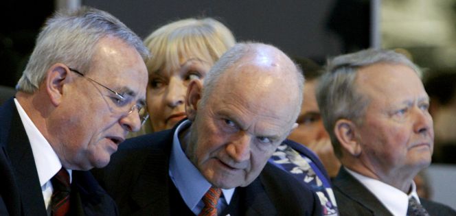 De izquierda a derecha, Martin Winterkorn, consejero de VW, Ferdinand Piëch, expresidente y Wolfgang Porsche.