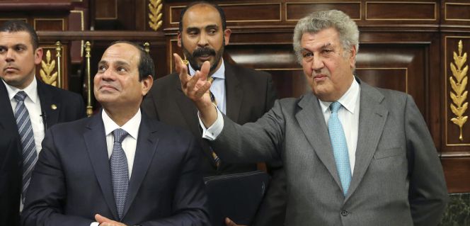 El presidente de Egipto, Abdel Fattah Al Sisi, atiende a las explicaciones del presidente del Congreso, Jesús Posada.