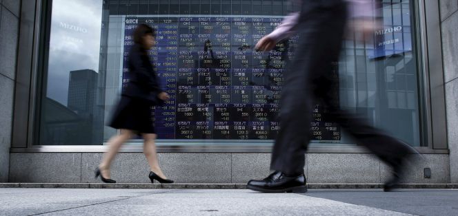 EN Tokio, los bancos ponen monitores para que los peatones sigan las cotizaciones. Este es un ejemplo de hoy mismo.