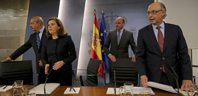 La vicepresidenta del Gobierno, Soraya Sáenz de Santamaría, junto a los ministros de Educación, José Ignacio Wert; Economía, Luis de Guindos; y Hacienda, Cristóbal Montoro. Efe