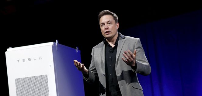 Elon Musk, consejero delegado de Tesla, con las baterías Powerwall