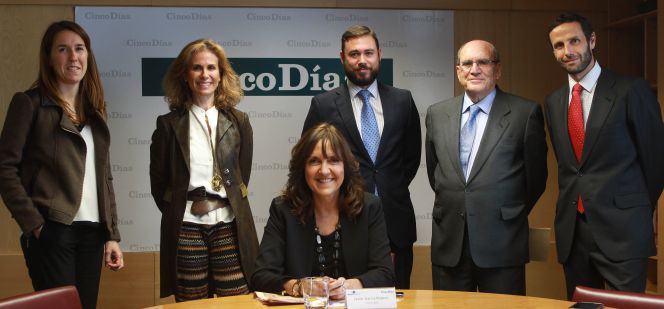 De izquierda a derecha, en pie: María Lacasa, responsable de estrategia y activación de marca de Endesa; Belén Pando, subdirectora de publicidad y patrocinios en Mutua Madrileña;José María de Lara, de Repsol;Sandalio Gómez, profesor emérito del IESE; y Enrique Geijo, director de patrocinios de Banco Santander. Sentada, Milagros Vior, subdirectora de relaciones públicas y patrocinio de Repsol.