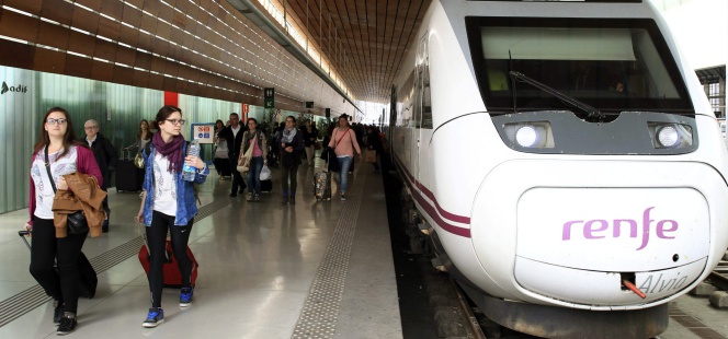Viajeros en la estación de RENFE Indalecio Prieto de Bilbao.